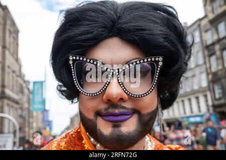 Édimbourg, Écosse, Royaume-Uni. 4 août 2023. Drag Queen Crudi Dench sur le Royal Mile pour promouvoir le spectacle Drag Queens vs Vampires sur The Underbelly pendant le Festival Fringe d'Édimbourg. Crédit : SKULLY/Alamy Live News Banque D'Images