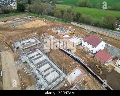 Nouvelles maisons de construction en construction à Finchingfield Essex UK Overhead Birds Eye drone vue aérienne Banque D'Images