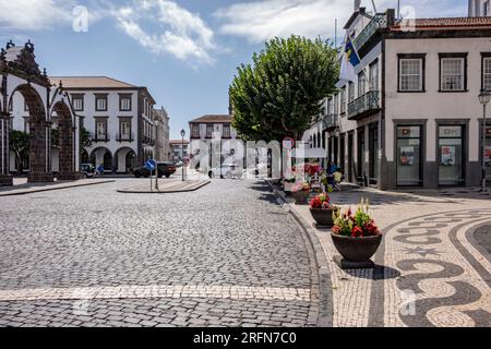 Ponta Delgada, Açores, 18.09.2019 - Ponta Delgada centre-ville, centre-ville, avec une rue typique de la ville près des portes de la ville et avec l'Hôtel de ville Banque D'Images