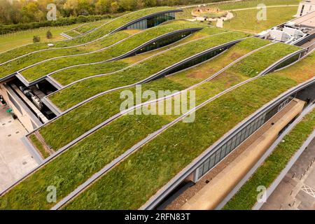 Vue aérienne du vaste toit vert en fleurs sauvages ou du toit vivant sur le toit net zéro d'un bâtiment vert appartenant à une entreprise responsable Banque D'Images