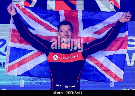 Jake Dennis de l’Avalanche Andretti célèbre avoir été couronné champion du monde après la course le deuxième jour de l’E-Prix Hankook London 2023 sur l’Excel circuit de Londres. Date de la photo : dimanche 30 juillet 2023. Banque D'Images