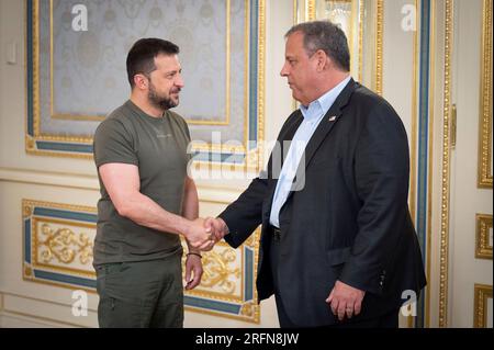 Kiev, Ukraine. 04 août 2023. Le président ukrainien Volodymyr Zelenskyy, à gauche, serre la main de l’ancien gouverneur du New Jersey Chris Christie avant leur rencontre bilatérale au Palais Mariinskyi, le 4 août 2023 à Kiev, en Ukraine. Crédit : Bureau de presse présidentiel ukrainien/Présidence ukrainienne/Alamy Live News Banque D'Images