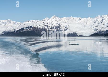 Yale Tidewater Glacier à la fin du College Fjord et les navires se réveillent sur une mer de palourdes, Alaska, USA Banque D'Images