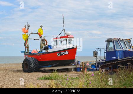 Tracteur attelé au bateau de pêche sur la plage stoney d'Aldeburgh - utilisé pour le transport et le lancement du bateau vers et depuis l'estran. Banque D'Images