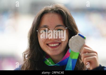 Alice Tai, de Grande-Bretagne, célèbre avec sa médaille d'argent après avoir terminé deuxième de la finale féminine du 50 m Freestyle S8 au cours de la cinquième journée des Championnats du monde de para-natation 2023 au Manchester Aquatics Centre, Manchester. Date de la photo : Vendredi 4 août 2023. Banque D'Images