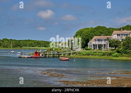 Un mignon petit bateau Red Tug, le Daisy Mae, à un quai ou une jetée sur Lewis Bay Inlet à Cape Cod, Massachusetts.USA. Près de Hyannis Harbor. Banque D'Images