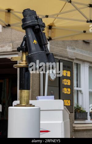 grande paire de jumelles militaires à l'escadron royal de yacht à cowes sur l'île de wight royaume-uni Banque D'Images