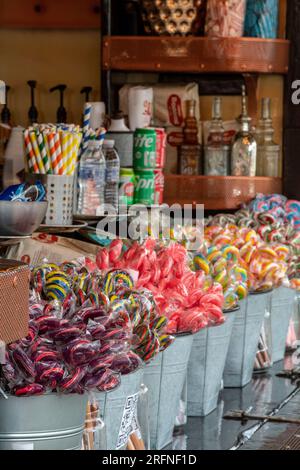 sélection de bonbons et de friandises sucrées exposés dans une boutique de bonbons. bonbons collants et bonbons exposés sur un stand de marché. Banque D'Images