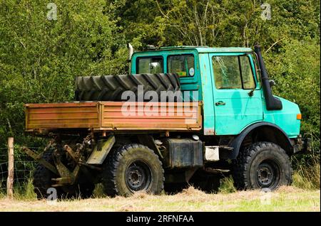 Unimog abandonné dans un champ Banque D'Images