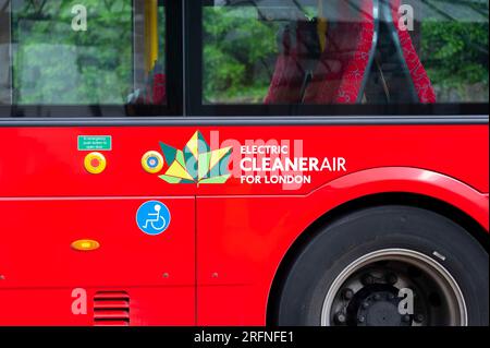 Londres, Angleterre, -4 août 2023 : logo et légende Clean Air for London sur le côté d'un bus londonien électrique. Banque D'Images