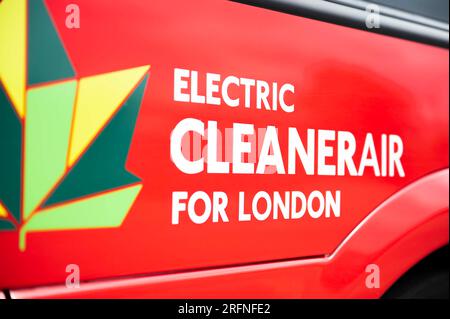 Londres, Angleterre, -4 août 2023 : logo et légende Clean Air for London sur le côté d'un bus londonien électrique. Banque D'Images