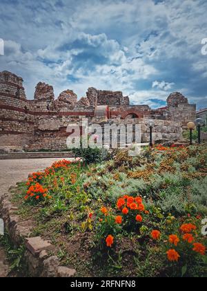 Ruines de forteresse byzantine de l'ancienne colonie thrace Mesembrie. La vieille ville de Nessebar sur la côte de la mer Noire, patrimoine mondial de l'UNESCO, Burgas Banque D'Images