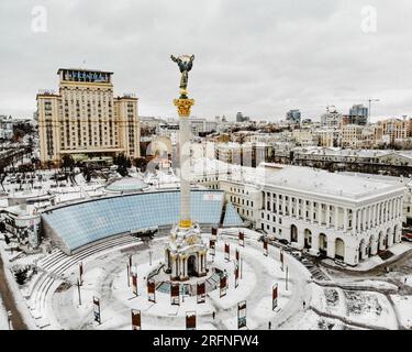 Maidan Nezalezhnosti place à Kyiv.photo aérienne drone de Statue de l'indépendance dans le centre de Maydan Square.Statue d'or sur colonne de marbre haute dans le capit Banque D'Images