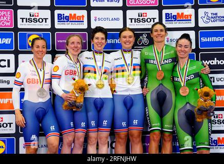 Sophie Unwin et Jenny Holl, de Grande-Bretagne, célèbrent sur le podium après avoir remporté la médaille d'or aux finales de poursuite individuelle B féminine aux côtés de Corrine Hall et Lora Fachie, de Grande-Bretagne, qui ont remporté la médaille d'argent, et des Irlandais Katie-George Dunlevy et Eve McCrystal, Qui a remporté le bronze, lors de la deuxième journée des Championnats du monde de cyclisme UCI 2023 au Vélodrome Sir Chris Hoy, Glasgow. Date de la photo : Vendredi 4 août 2023. Banque D'Images