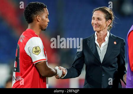 Rotterdam, pays-Bas. 04 août 2023. ROTTERDAM, PAYS-BAS - 4 AOÛT : Quinten Timber de Feyenoord prend la main de Marianne van Leeuwen, directrice de football professionnel, lors du match Johan Cruijff Schaal entre Feyenoord et PSV au Stadion Feijenoord le 4 août 2023 à Rotterdam, pays-Bas (photo Andre Weening/Orange Pics BV/Alamy Live News) Banque D'Images