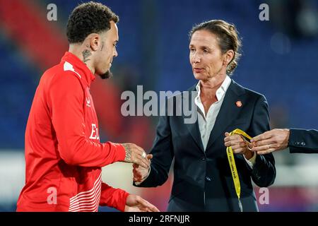 Rotterdam, pays-Bas. 04 août 2023. ROTTERDAM, PAYS-BAS - 4 AOÛT : Quilindschy Hartman de Feyenoord prend la main de Marianne van Leeuwen, directrice de football professionnel, lors du match de Johan Cruijff Schaal entre Feyenoord et PSV au Stadion Feijenoord le 4 août 2023 à Rotterdam, pays-Bas (photo Andre Weening/Orange Pics BV/Alamy Live News) crédit : Orange Live News Banque D'Images