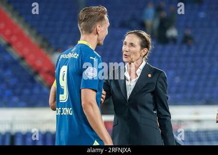 Rotterdam, pays-Bas. 04 août 2023. ROTTERDAM, PAYS-BAS - 4 AOÛT : Luuk de Jong du PSV prend la main de Marianne van Leeuwen, directrice de football professionnel, lors du match Johan Cruijff Schaal entre Feyenoord et PSV au Stadion Feijenoord le 4 août 2023 à Rotterdam, pays-Bas (photo Andre Weening/Orange Pictures) crédit : Orange pics BV/Alamy Live News Banque D'Images