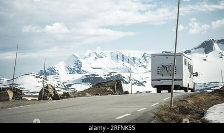 Un camping-car moderne sur une route panoramique de montagne norvégienne. Décor scandinave. Banque D'Images