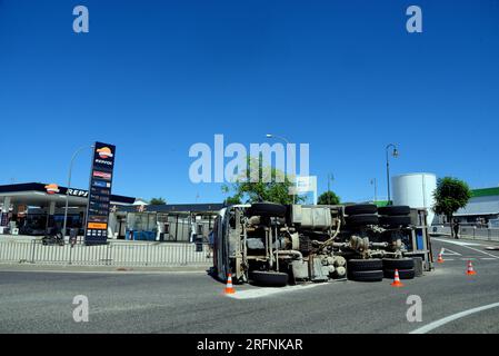 Un accident de camion à Roda de Berà Tarragona Espagne. Un camion d’une entreprise d’excavation s’est renversé chargé de pierres, de broussailles sur la route nationale à Roda de Berà. Les équipages du gouvernement de Catalogne pompiers, la police locale de Roda de Berà est arrivé sur les lieux de l'accident et n'a trouvé aucune victime ou blessé et le conducteur est sorti indemne de l'accident, l'accident a causé des rétentions de 7 km sur la route nationale N-340. Banque D'Images