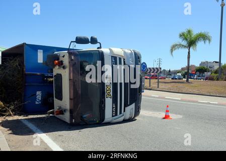 Un accident de camion à Roda de Berà Tarragona Espagne. Un camion d’une entreprise d’excavation s’est renversé chargé de pierres, de broussailles sur la route nationale à Roda de Berà. Les équipages du gouvernement de Catalogne pompiers, la police locale de Roda de Berà est arrivé sur les lieux de l'accident et n'a trouvé aucune victime ou blessé et le conducteur est sorti indemne de l'accident, l'accident a causé des rétentions de 7 km sur la route nationale N-340. (Photo Ramon Costa/SOPA Images/Sipa USA) crédit : SIPA USA/Alamy Live News Banque D'Images