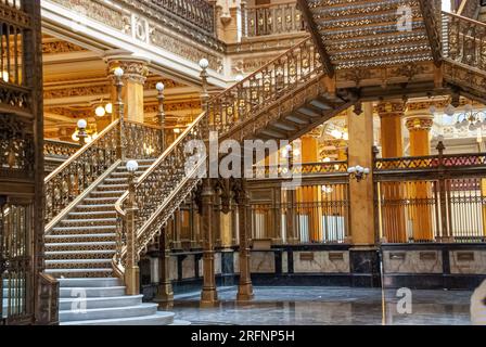 Une vue captivante sur le grand intérieur du bureau de poste historique de Mexico, présentant ses détails architecturaux complexes et son charme intemporel. Banque D'Images