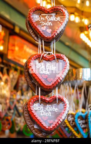 Herne, Allemagne. 04 août 2023. Les coeurs traditionnels en pain d'épice avec de petits messages sont un cadeau populaire dans les stands. La foire de Cranger kirmes est l'une des plus grandes d'Allemagne. La foire populaire attire régulièrement plus de 4m de visiteurs pendant ses 10 jours de course. La foire remonte au début du 18e siècle à Crange. Crédit : Imageplotter/Alamy Live News Banque D'Images