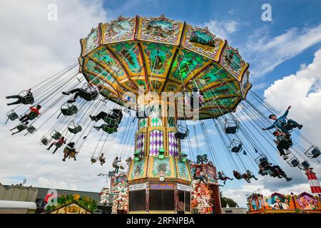 Herne, Allemagne. 04 août 2023. Les gens aiment faire un manège traditionnel. La foire de Cranger kirmes est l'une des plus grandes d'Allemagne. La foire populaire attire régulièrement plus de 4m de visiteurs pendant ses 10 jours de course. La foire remonte au début du 18e siècle à Crange. Crédit : Imageplotter/Alamy Live News Banque D'Images