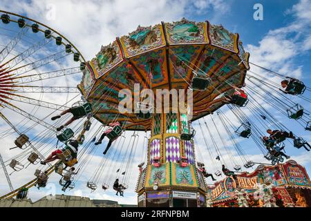 Herne, Allemagne. 04 août 2023. Les gens aiment faire un manège traditionnel. La foire de Cranger kirmes est l'une des plus grandes d'Allemagne. La foire populaire attire régulièrement plus de 4m de visiteurs pendant ses 10 jours de course. La foire remonte au début du 18e siècle à Crange. Crédit : Imageplotter/Alamy Live News Banque D'Images