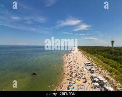 plage avec forêt et eau bleue, touristes en vacances, Jastarnia, péninsule de Hel Banque D'Images