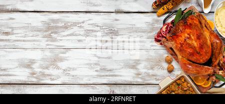 Dîner de dinde classique de Thanksgiving en gros plan. Vue ci-dessus bordure latérale sur un fond de bannière en bois blanc rustique avec espace de copie. Banque D'Images