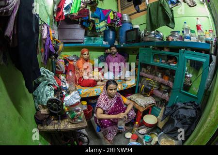 Une salle étroite à l'intérieur du camp de secours pakistanais bloqué à Mohammadpur de Dhaka est populairement connu comme le «camp de Genève» où vit une famille. Le champ « Str Banque D'Images