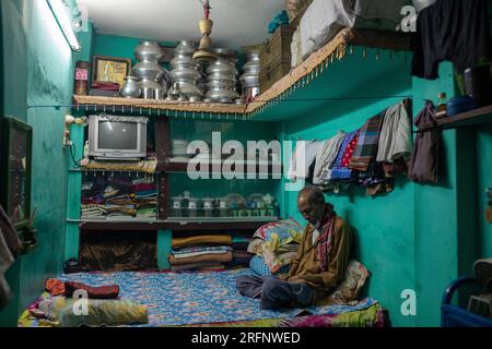 Une salle étroite à l'intérieur du camp de secours pakistanais bloqué à Mohammadpur de Dhaka est populairement connu comme le «camp de Genève» où vit une famille. Le champ « Str Banque D'Images