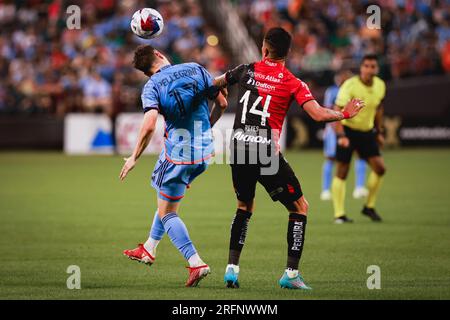 L'attaquant du NYCFC Matias Pellegrini remporte la tête face au défenseur de l'Atlas FC Hugo Nervo (14 ans) lors du match MLS vs Liga MX, dimanche 23 juin 2023 au Citi Field à New York, NY. Atlas FC a battu NYCFC 1-0. (Ariel Fox/NON DRAFTÉ) Banque D'Images