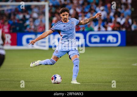 Le défenseur du NYCFC Thiago Martins (13 ans) tire au but lors du match MLS vs Liga MX, dimanche 23 juillet 2023 au Citi Field à New York, NY. Atlas FC a battu NYCFC 1-0. (Ariel Fox/image du sport) Banque D'Images