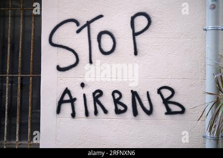 'Stop Airbnb' anti Airbnb proteste graffiti dans le quartier le Panier Marseille France Banque D'Images