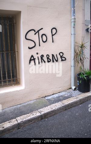 'Stop Airbnb' anti Airbnb proteste graffiti dans le quartier le Panier Marseille France Banque D'Images