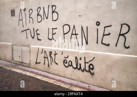 Anti Airbnb proteste graffiti dans le quartier le Panier Marseille France Banque D'Images