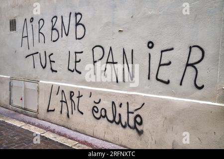 Anti Airbnb proteste graffiti dans le quartier le Panier Marseille France Banque D'Images