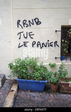 Anti Airbnb proteste graffiti dans le quartier le Panier Marseille France Banque D'Images