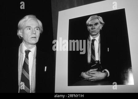 Artiste pop Andy Warhol avec un grand format 20 x 24 Polaroid imprimer portrait de lui-même. Photo de Bernard Gotfryd Banque D'Images