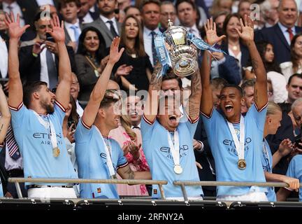 Kalvin Phillips de Manchester City lève le trophée de la FA Cup alors qu'il célèbre sa victoire lors de la finale de la FA Cup des Émirats au stade de Wembley, à Londres. Date de la photo : Samedi 3 juin 2023. Voir PA Story FOOTBALL final. Le crédit photo devrait se lire : Nick Potts/PA Wire. RESTRICTIONS : USAGE ÉDITORIAL UNIQUEMENT pas d'utilisation avec des fichiers audio, vidéo, données, listes de rencontres, logos de club/ligue ou services « live » non autorisés. Utilisation en ligne limitée à 120 images, pas d'émulation vidéo. Aucune utilisation dans les Paris, les jeux ou les publications individuelles de club/ligue/joueur. Banque D'Images