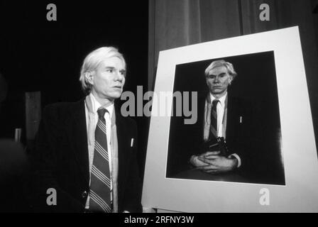 Artiste pop Andy Warhol avec un grand format 20 x 24 Polaroid imprimer portrait de lui-même. Photo de Bernard Gotfryd Banque D'Images