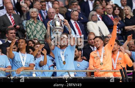 Kyle Walker, de Manchester City, lève le trophée de la FA Cup alors qu'il célèbre la victoire de la finale de la FA Cup des Emirates au stade de Wembley, à Londres. Date de la photo : Samedi 3 juin 2023. Voir PA Story FOOTBALL final. Le crédit photo devrait se lire : Nick Potts/PA Wire. RESTRICTIONS : USAGE ÉDITORIAL UNIQUEMENT pas d'utilisation avec des fichiers audio, vidéo, données, listes de rencontres, logos de club/ligue ou services « live » non autorisés. Utilisation en ligne limitée à 120 images, pas d'émulation vidéo. Aucune utilisation dans les Paris, les jeux ou les publications individuelles de club/ligue/joueur. Banque D'Images