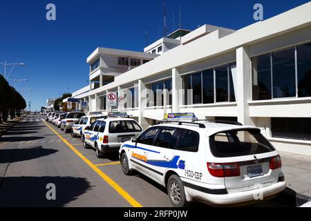 Taxis officiels de transfert de l'aéroport garés à l'extérieur de l'aéroport de la Paz / El Alto (LPB, le plus haut aéroport international du monde à 4050m), Bolivie Banque D'Images