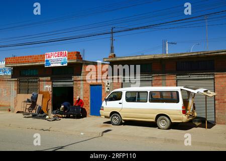 Tapiceria / rembourrage / atelier de garniture de véhicules pour la fabrication et la réparation de sièges pour véhicules à côté de la route principale, El Alto, Bolivie Banque D'Images