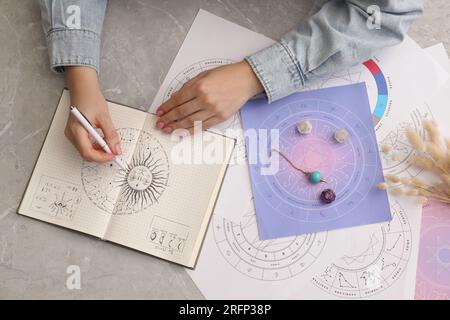 Astrologue utilisant la roue du zodiaque pour la prévision de destin à la table, vue de dessus. Dire la fortune Banque D'Images