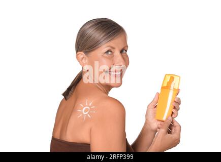 Belle femme senior avec crème de protection solaire isolé sur blanc Banque D'Images