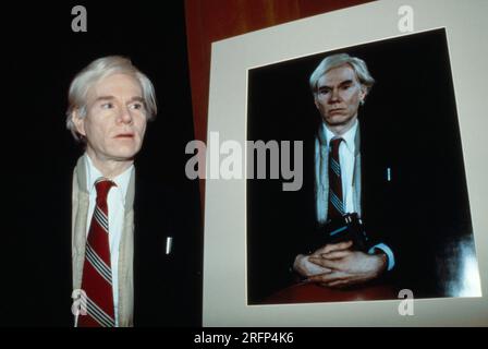 Artiste pop Andy Warhol avec un grand format 20 x 24 Polaroid imprimer portrait de lui-même. Photo de Bernard Gotfryd Banque D'Images