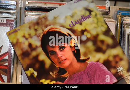 Une copie de l'album de 1967, Claudine, de la chanteuse Claudine Longet, en vente dans un magasin d'antiquités à Abingdon, en Virginie. Banque D'Images