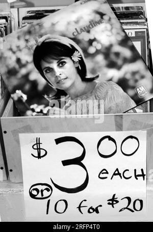 Une copie de l'album de 1967, Claudine, de la chanteuse Claudine Longet, en vente dans un magasin d'antiquités à Abingdon, en Virginie. Banque D'Images